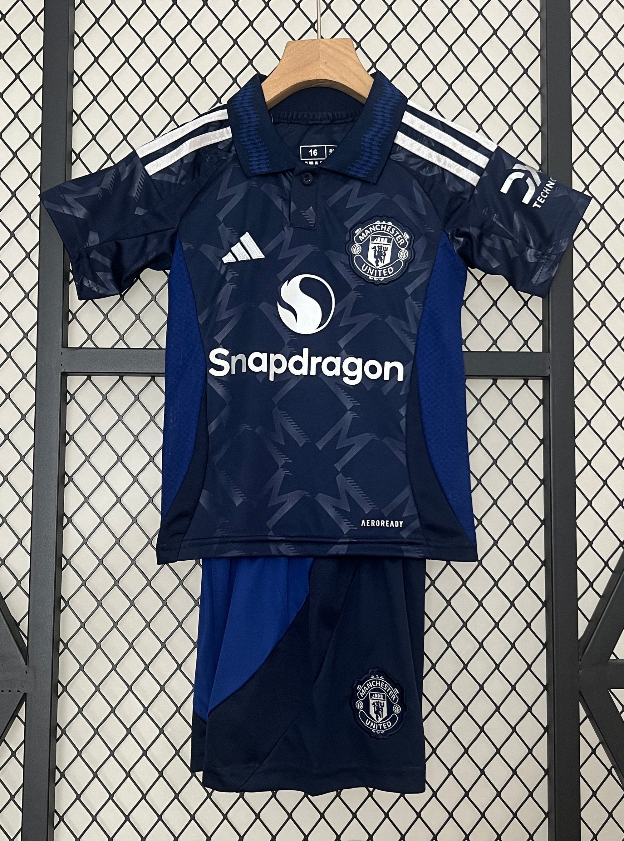 Camiseta y Pantalones para niños Manchester United Away 24/25