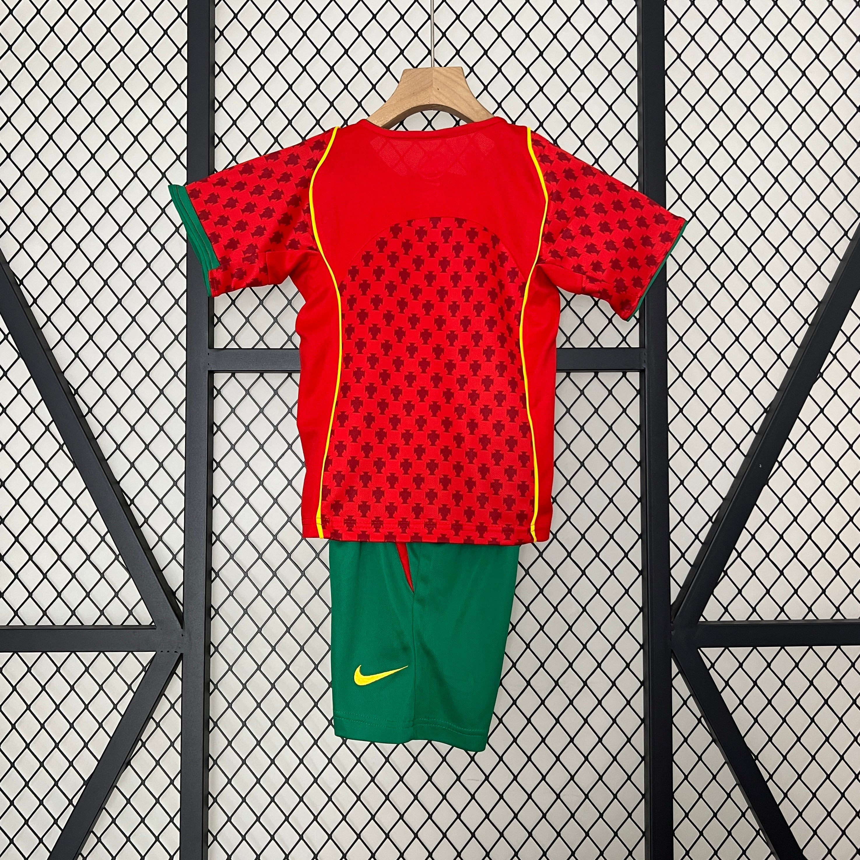 Camiseta y Pantalones para niños Portugal 24/25
